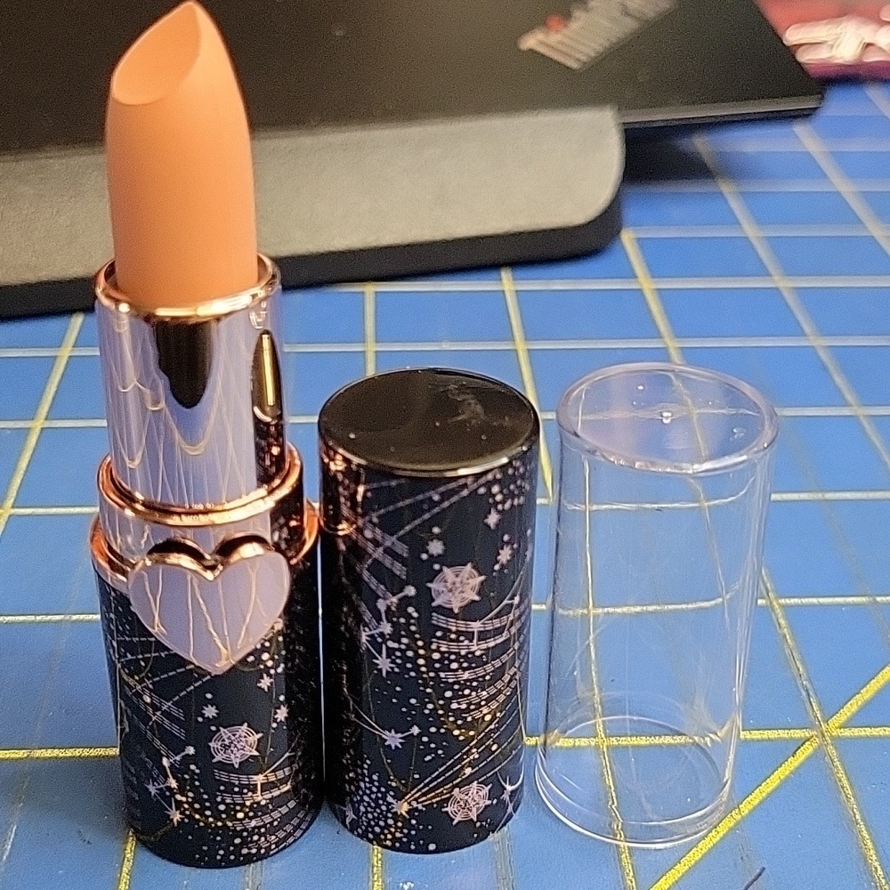 Black and Gold Starry Exchangable Lid Lipstick Beige 01